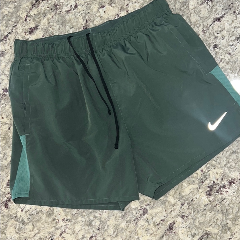 Nike Green Athletic Performance Shorts Mens size Medium Length 5”. NWOT